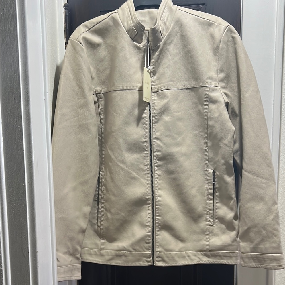 Light Beige Lightweight Jacket with Stand-Up Collar and Zippered Pockets